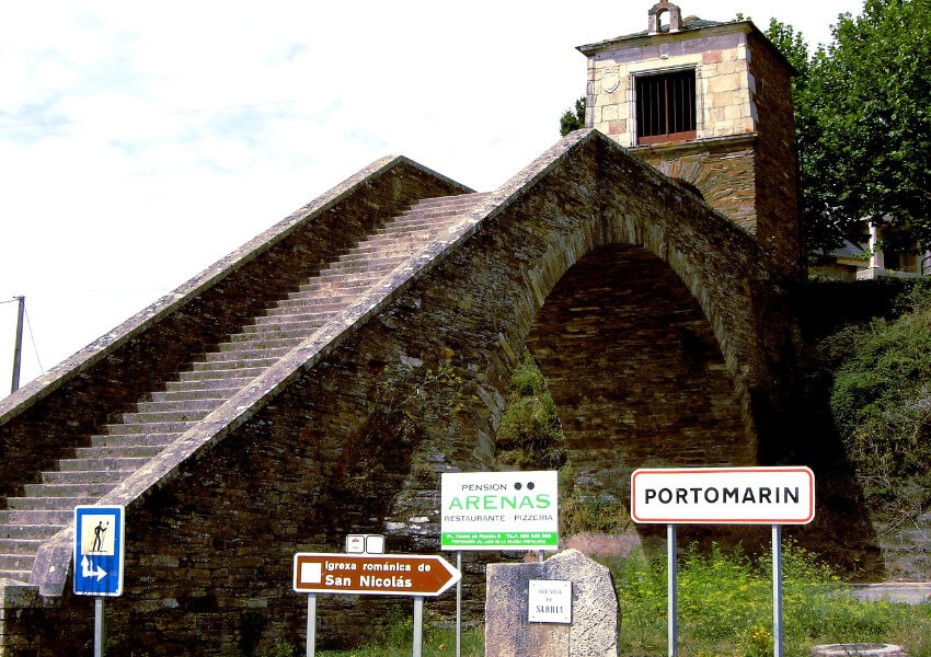 Viele Stufen zur Kapelle Virgen de las Nieves in Portomarín.