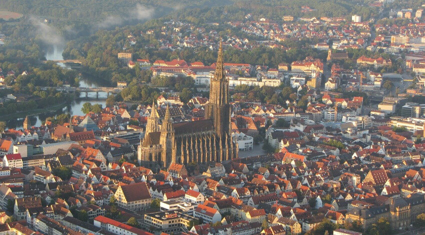 Die Kirche mit dem höchsten Kirchturm der Welt von der Luft aus fotografiert.