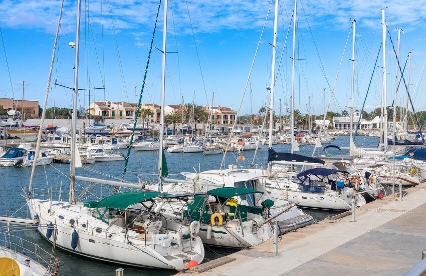 Der Yachthafen von Sa Ràpita wo viele Segelyachten einen Stellplatz haben.